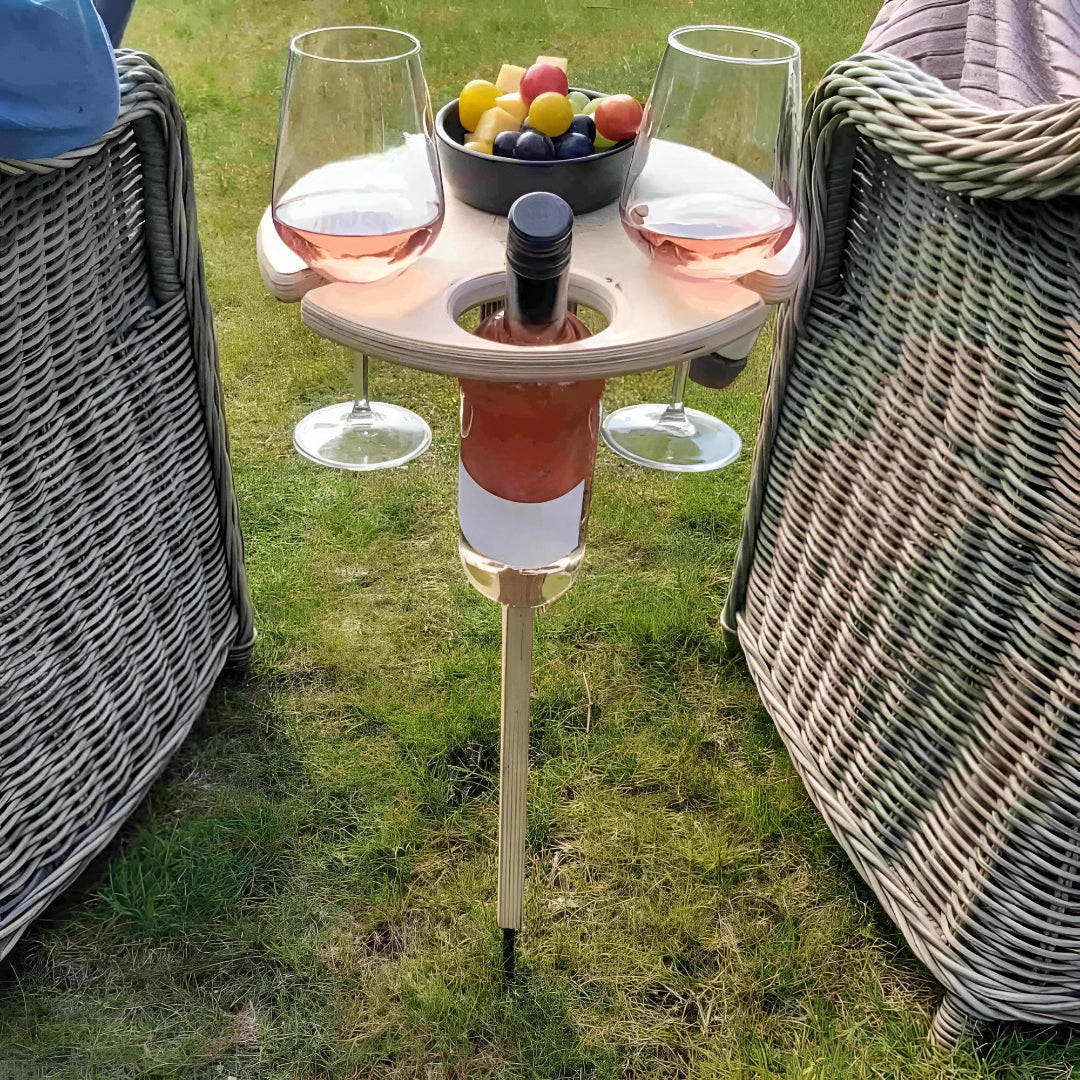 Tragbarer Picknicktisch aus Holz mit Weinhalter & Erdspiess