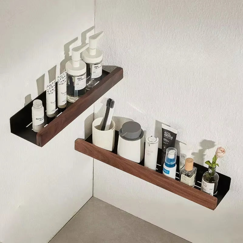 Badregal aus Massivholz mit Reling in der Dusche