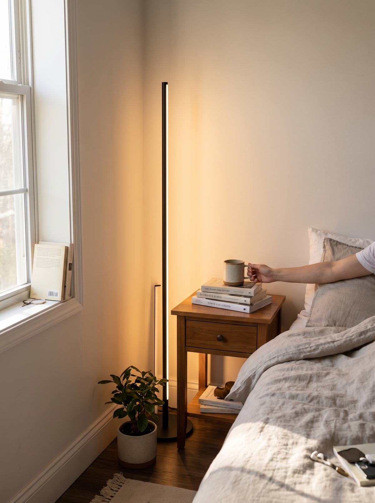 Schlanke LED Stehlampe in der Zimmerecke
