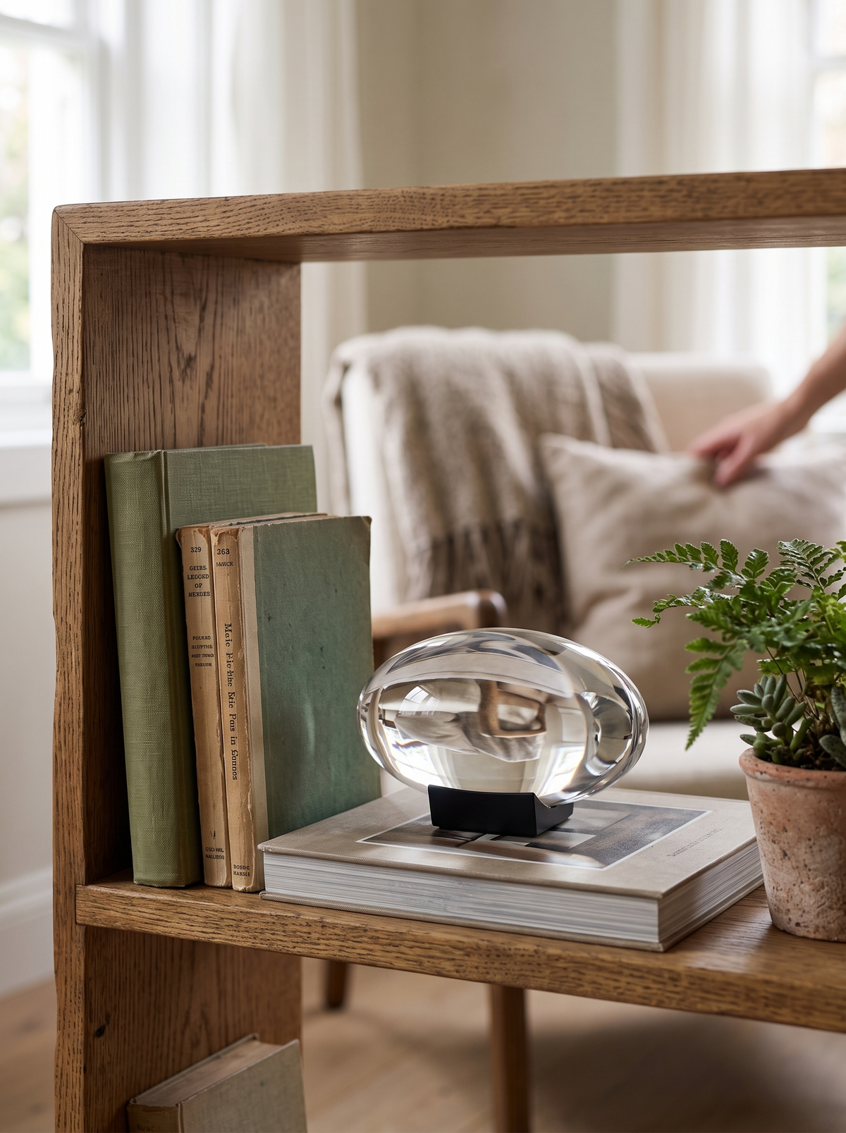 Sunset Lampe im Kristall Design als Dekoration im Regal