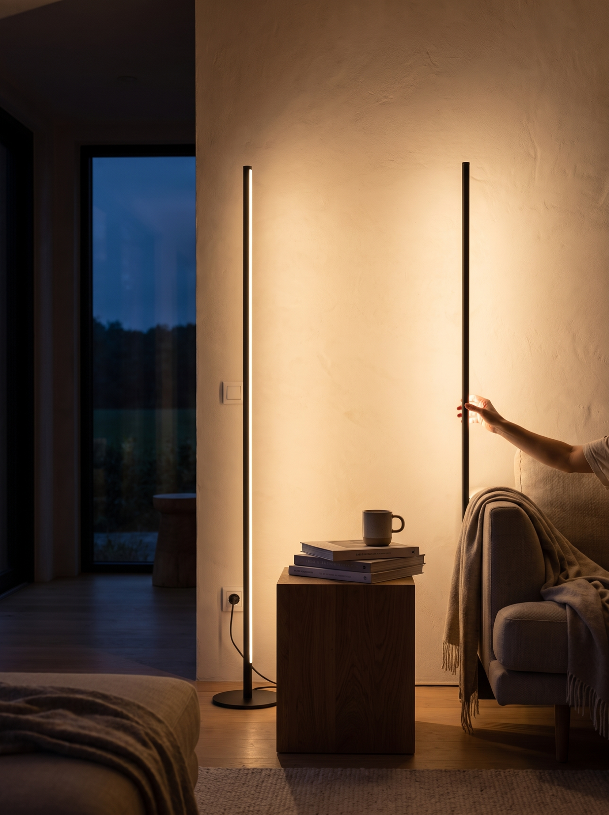 LED Stehlampe mit Lichtleiste wirft weiches Licht an die Wand