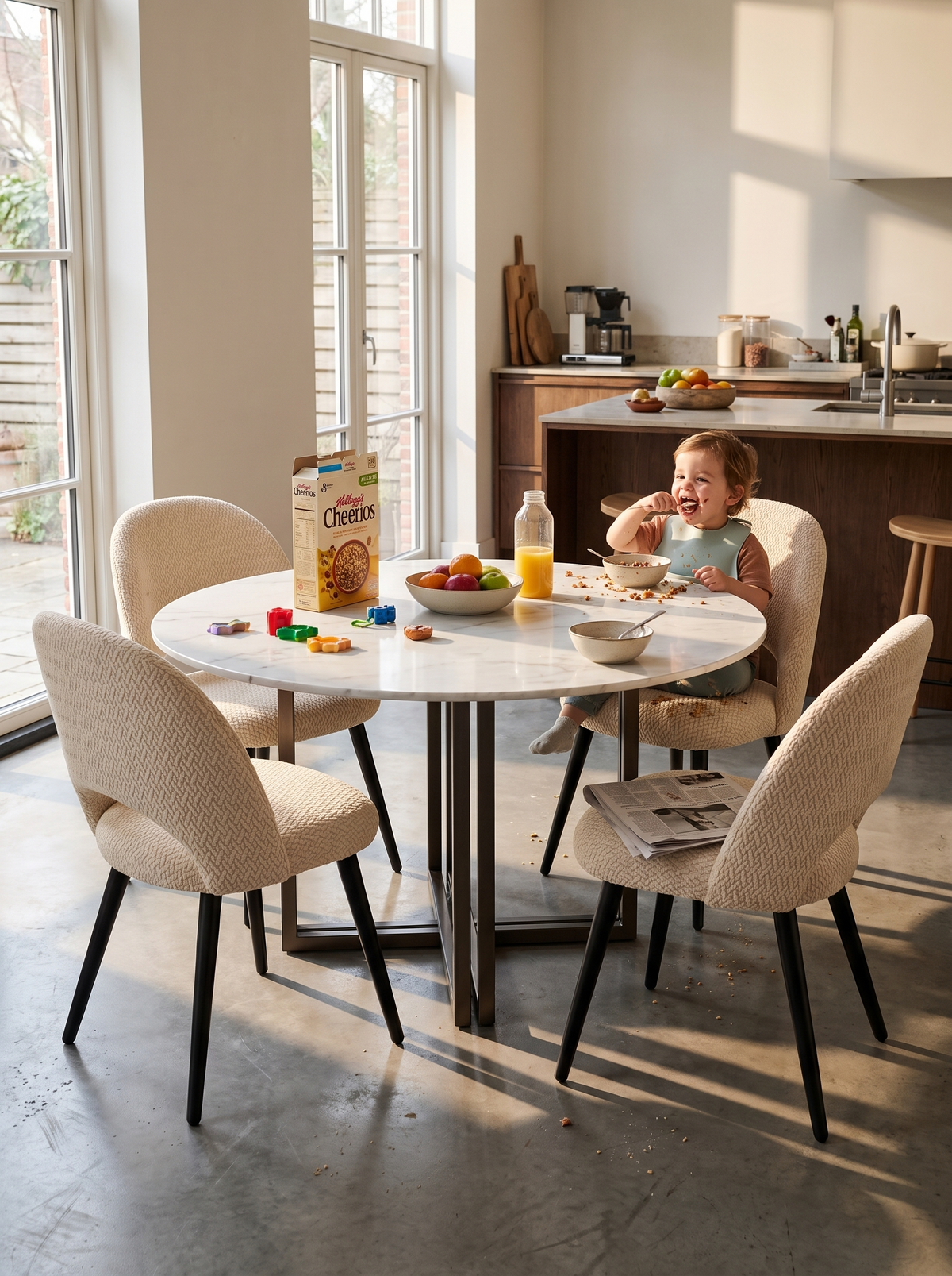 Kind sitzt beim Frühstück auf einem Stuhl mit Stuhlhusse