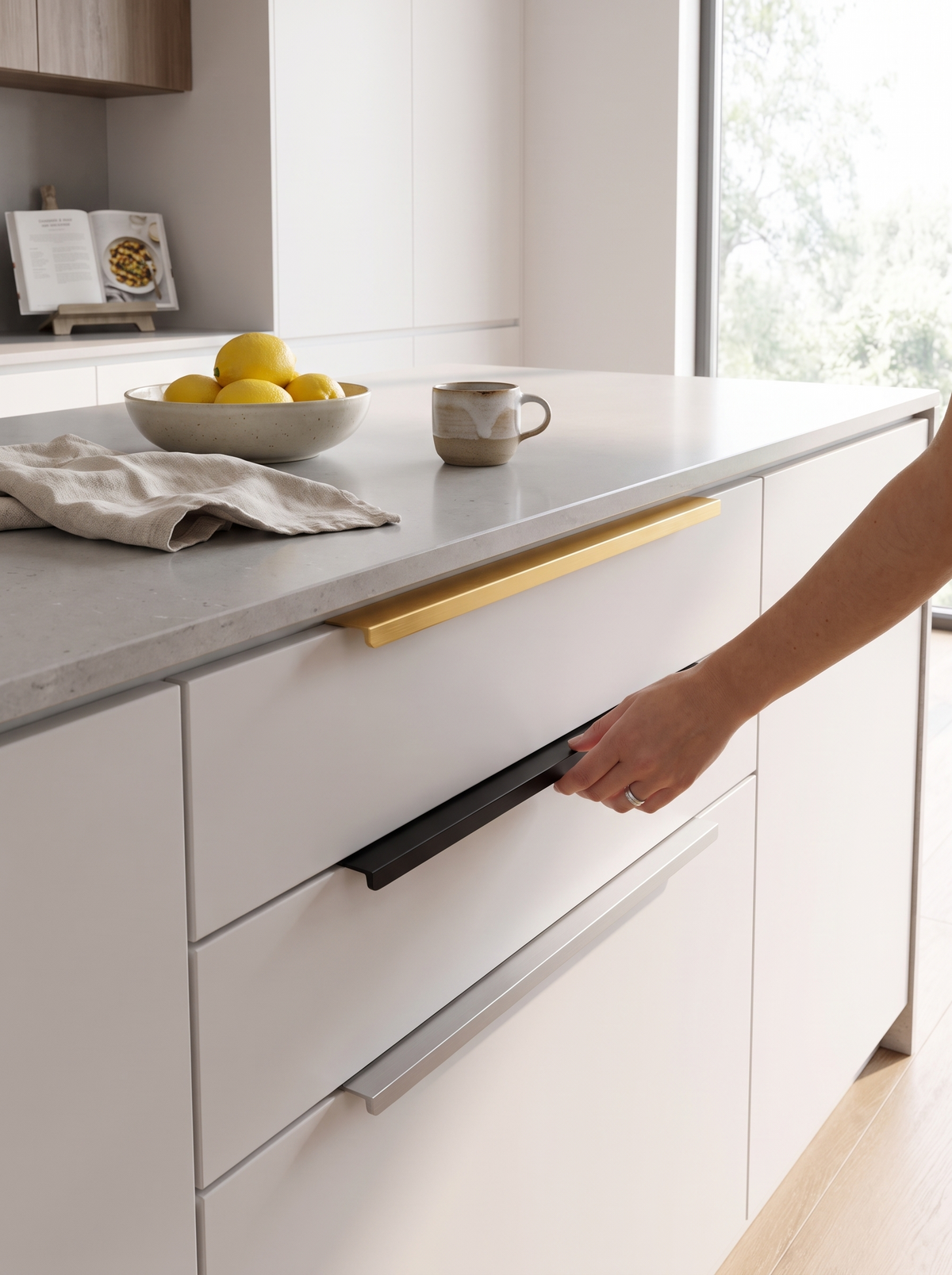 Moderne Küche mit verdeckten Schrankgriffen aus Aluminium