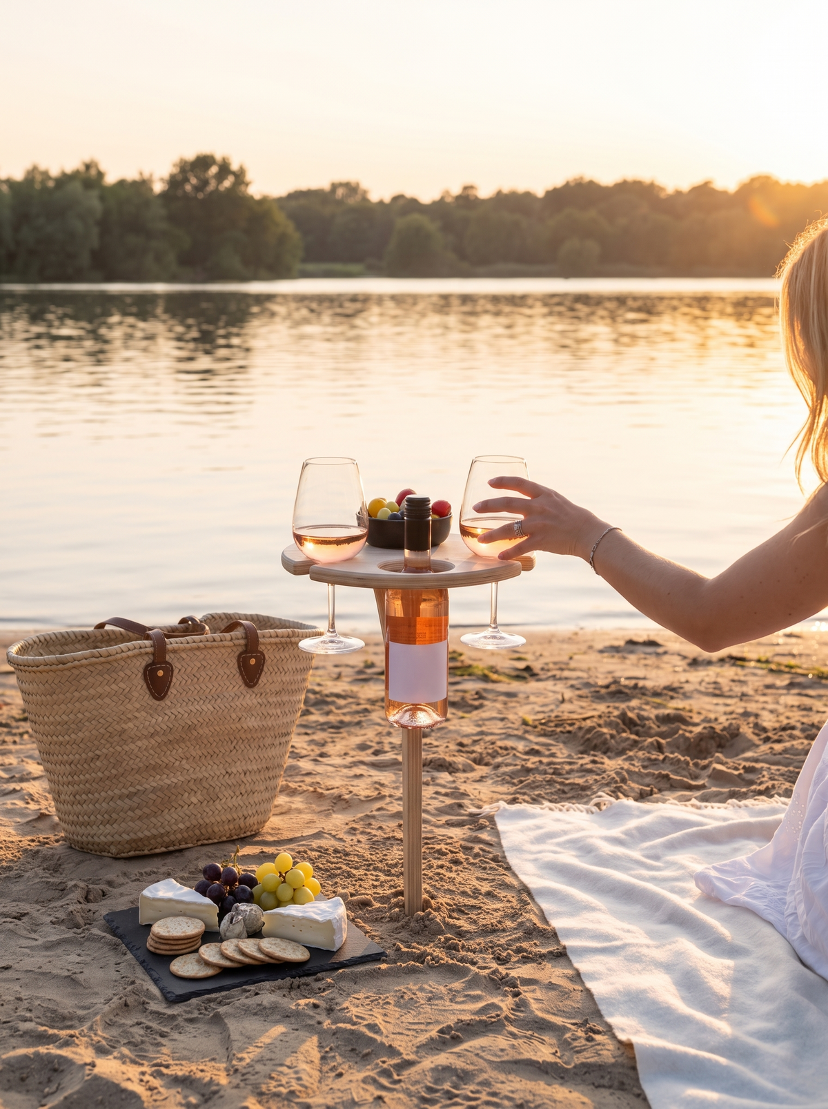 Picknicktisch im Sand am See bei Sonnenuntergang