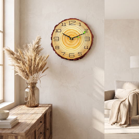 Wanduhr in Holzscheiben-Optik im Wohnzimmer